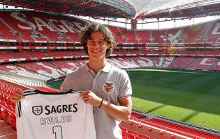 Mile Svilar assina pelo SL Benfica