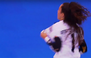 Ana Catarina Pereira marca dois golos de baliza a baliza e faz várias defesas para dar Supertaça ao SL Benfica