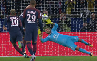 Anthony Lopes defende grande penalidade de forma espetacular – PSG 2-0 Lyon