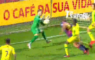 Cláudio Ramos brilha em defesa de último grito – GD Chaves 1-1 CD Tondela