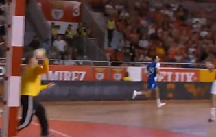 Hugo Figueira marca um hat-trick e faz catorze defesas – SL Benfica 28-25 FC Porto