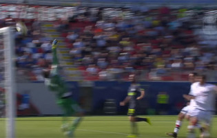 Samir Handanovic vale pontos em várias defesas contra FC Crotone (2-0), e Bologna FC (1-1)