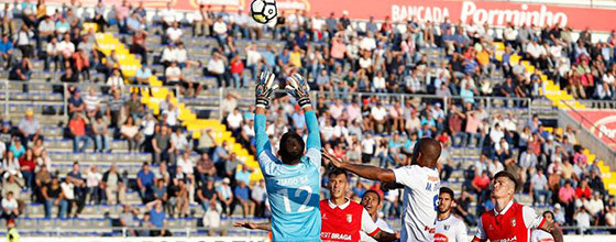 Tiago Sá defende grande penalidade no FC Famalicão 1-1 SC Braga B
