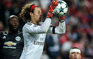 Mile Svilar: estreia na Champions com recorde, erro em golo e três defesas – SL Benfica 0-1 Manchester United