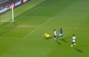 Michal Miskiewicz defende várias vezes entre corpo e precipitações – Vitória SC 2-1 CD Feirense