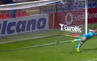 António Filipe exigido em duas defesas no GD Chaves 4-2 FC Paços de Ferreira