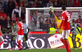 Cristiano Figueiredo sofre seis, erra mas evita oito golos no SL Benfica 6-0 Vitória FC