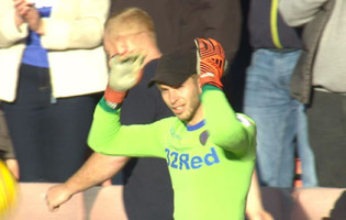 Felix Wiedwald não conseguia jogar com o sol: da bancada, um adepto ofereceu-lhe o chapéu