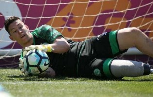 Jackson Follmann volta a treinar com bola quase um ano depois de tragédia da Chapecoense