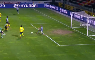 Mário Felgueiras evita golo ao encurtar baliza a Bas Dost – FC Paços de Ferreira 1-2 Sporting CP