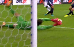 Muriel Becker resvala oito remates no FC Porto 2-0 CF Os Belenenses