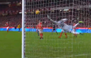 Bruno Varela torna-se protagonista decisivo após erro sem maior – SL Benfica 3-1 Estoril