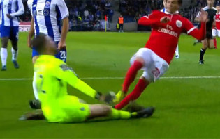 José Sá decide empate em saída intempestiva no FC Porto 0-0 SL Benfica