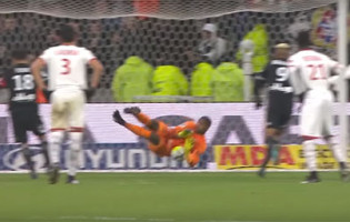 Mike Maignan defende penalti e pára ímpeto adversário – Lyon 1-2 Lille LOSC