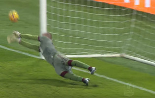 Vanja Milinkovic defende penalti entre outras intervenções – AS Roma 1-2 Torino FC