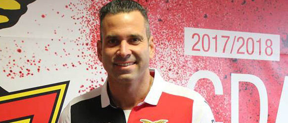 Artur Moraes assina pelo CD Aves