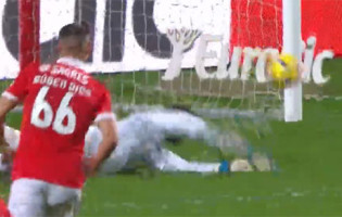 Bruno Varela evita segundo golo após resvalo – SL Benfica 1-1 Sporting CP