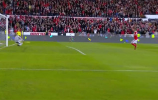 Filipe Mendes defende penalti entre seis defesas – CF Os Belenenses 1-1 SL Benfica