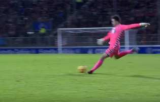 Juan Carlos Martín marca golo desde detrás do meio-campo – CD Lugo 3-1 Sporting Gijón