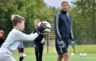 Jussi Jääskeläinen retira-se das balizas aos 42 anos