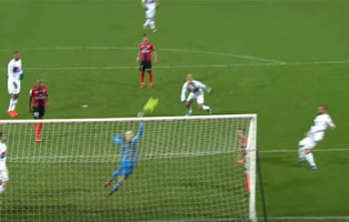 Karl-Johan Johnsson protagonista em dez defesas – EA Guingamp 0-2 Lyon