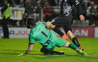 Luís Paulo Lopes: depois de ser herói na decisão por penaltis, defendeu para meia-final histórica do Caldas SC