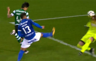 Caio Secco é figura em nove defesas antes de errar no primeiro golo – Sporting CP 2-0 CD Feirense
