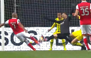 Cláudio Ramos atira o corpo para duas duplas-defesas espetaculares – SC Braga 1-0 CD Tondela