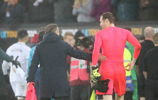 Petr Cech ofereceu camisola para filho de Carlos Carvalhal após derrota do Arsenal FC frente ao Swansea City AFC