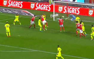 Adriano Facchini assina defesa de nível, atrasa derrota e interfere nos golos – SL Benfica 2-0 CD Aves