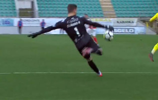 Amir Abedzadeh interceta passe de rutura de baliza-a-baliza de Cláudio Ramos – CD Tondela 1-2 CS Marítimo