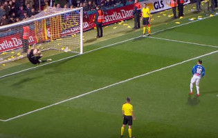 Jasper Cillessen defende várias vezes e destaca-se nos penaltis da Supertaça da Catalunha