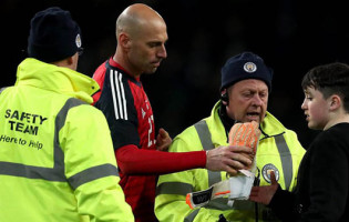 Willy Caballero estreou-se pela Argentina aos 36 anos e deu as luvas a jovem invasor de campo