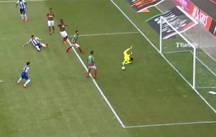 Amir Abedzadeh defende com dificuldade antes de erro e expulsão – CS Marítimo 0-1 FC Porto