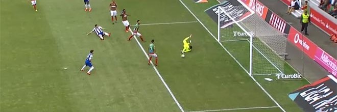 Amir Abedzadeh defende com dificuldade antes de erro e expulsão – CS Marítimo 0-1 FC Porto