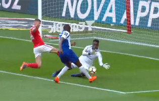 Bruno Varela superioriza-se no um-para-um – SL Benfica 1-0 FC Porto