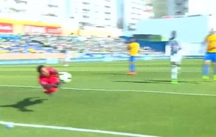 Renan Ribeiro evita auto-golo em defesa de qualidade – Estoril 2-1 Vitória FC