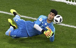 Alireza Beiranvand defende grande penalidade no Portugal 1-1 Irão