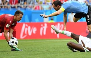 Fernando Muslera bate recorde de Ladislao Mazurkiewicz e iguala-lhe outra marca de presenças pelo Uruguai