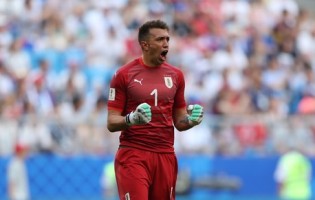 Fernando Muslera fecha fase de grupos sem sofrer, festeja 100 internacionalizações e alarga recorde pelo Uruguai
