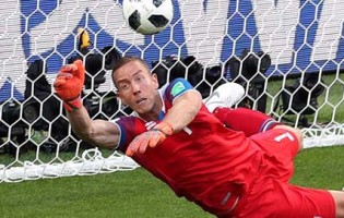 Hannes Halldórsson defende penalti e faz defesa espetacular – Argentina 1-1 Islândia