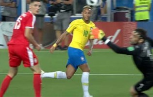 Vladimir Stojkovic em defesa vistosa antes de precipitação – Brasil 2-0 Sérvia