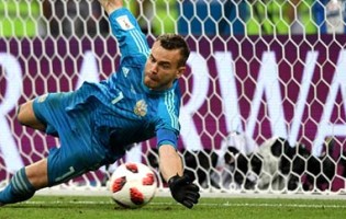 Igor Akinfeev defende penalti na decisão mas Rússia é eliminada do Mundial’2018