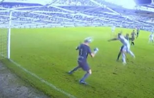 João Ricardo Riedi defende de cabeça num momento inusitado – Santos FC 0-1 América Mineiro