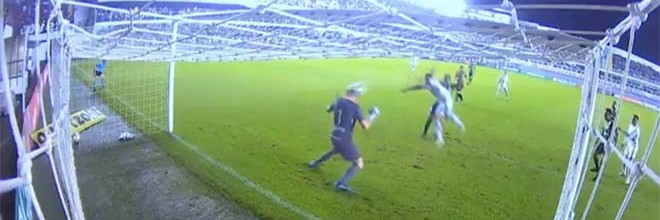 João Ricardo Riedi defende de cabeça num momento inusitado – Santos FC 0-1 América Mineiro