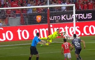 Douglas Jesus abre época com penalti defendido e mais oito defesas – SL Benfica 3-2 Vitória SC