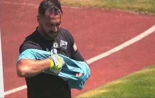 Hugo Almeida joga a guarda-redes pela segunda vez, agora na estreia pela Académica