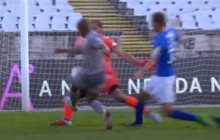 Muriel Becker defende com o corpo no um-para-um – Os Belenenses SAD 2-3 FC Porto
