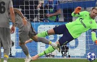 Ralf Fährmann defende penalti no Schalke 04 1-1 FC Porto