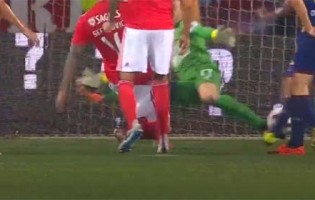 Ricardo Nunes defende com os membros inferiores – GD Chaves 2-2 SL Benfica